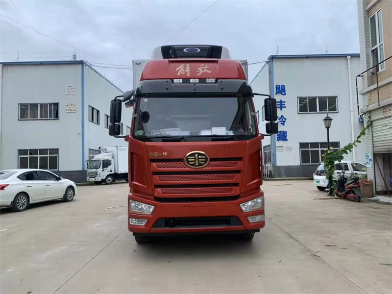 國(guó)六 精英版J6L解放6.8米高頂雙臥冷藏車