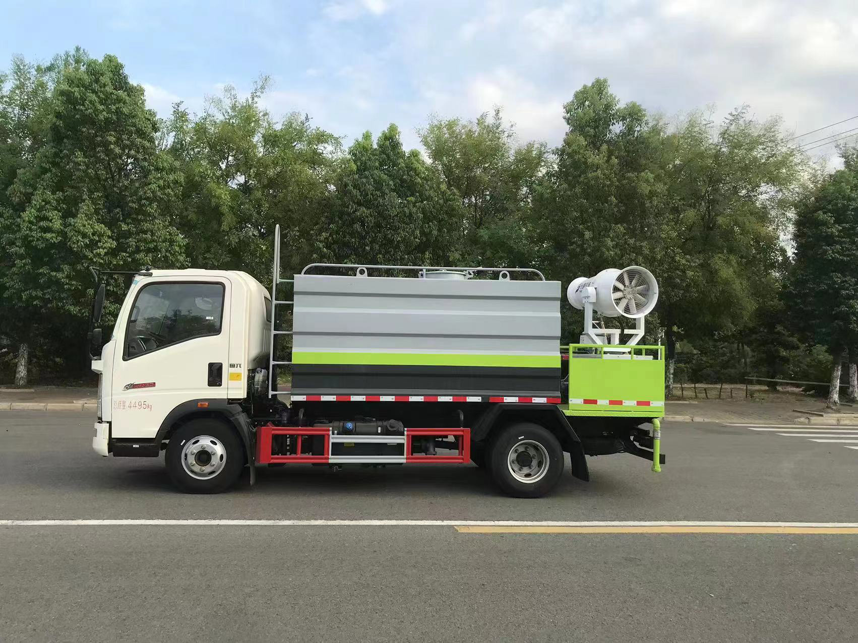 重汽豪沃輕卡7方藍(lán)牌灑水抑塵車